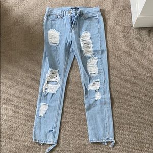 BRANDY MELVILLE - RIPPED BOYFRIEND JEANS